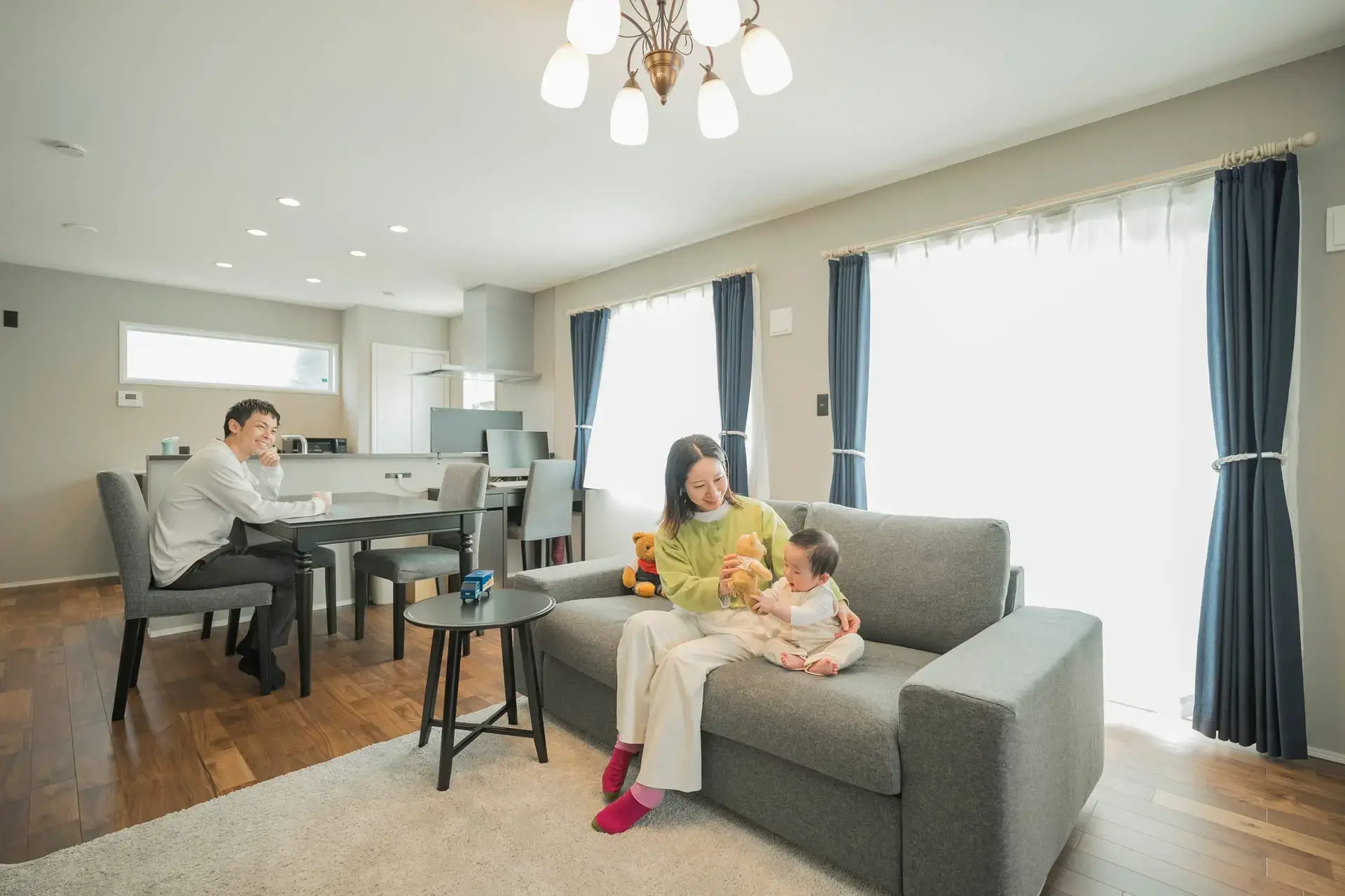 大成住宅の注文住宅リビングでくつろぐ家族