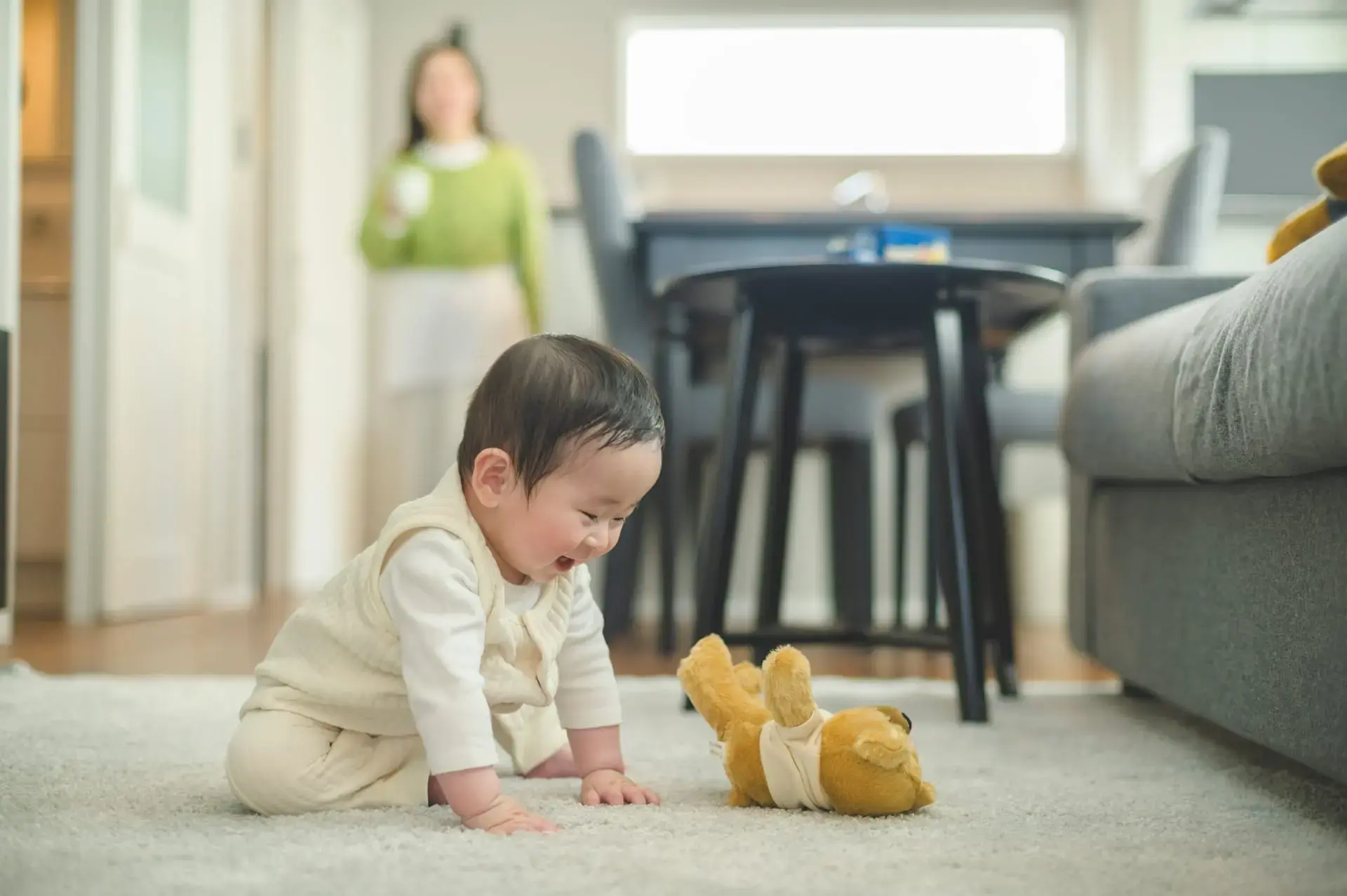 無垢材のリビングで遊ぶ赤ちゃん