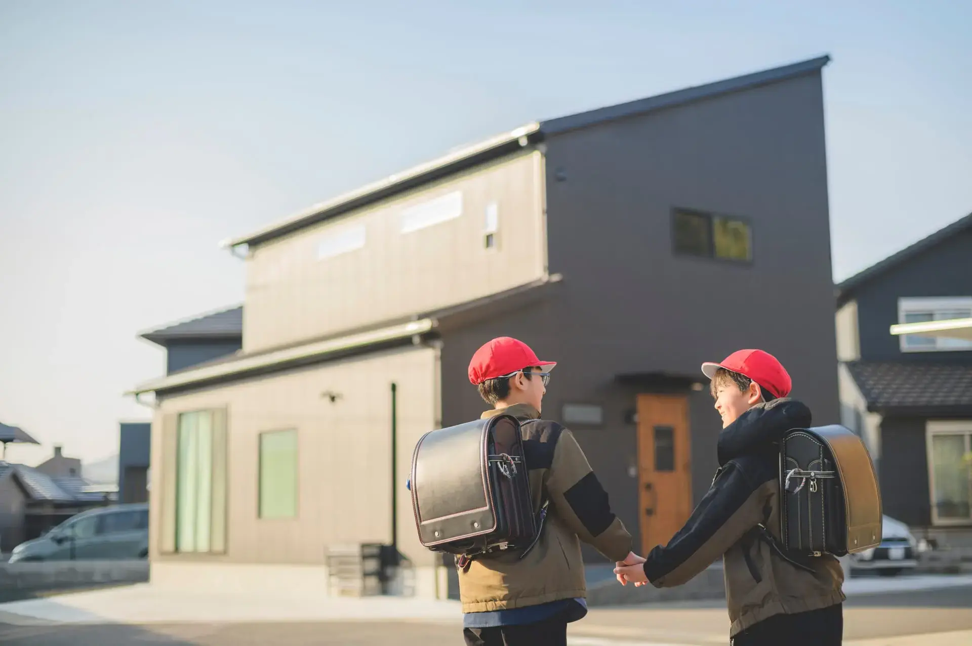 大成住宅の注文住宅の前を歩く子どもたち